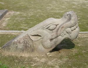 Estatua de la cabeza de un dragón coreano
